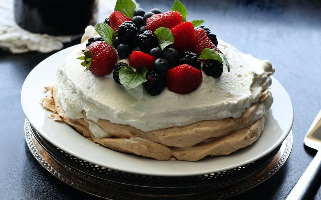 Tabakta sıcak bir tarçınlı çörek